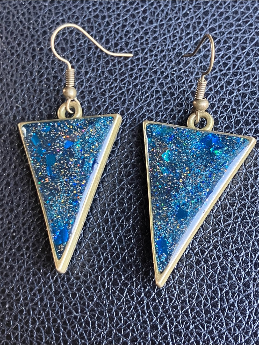 Blue sparkling triangle dangle earrings - Picture 5 of 5